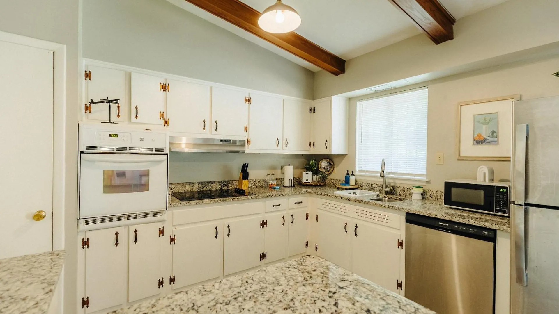 Centrally Located 2 King Bed Midtown Memphis 2362