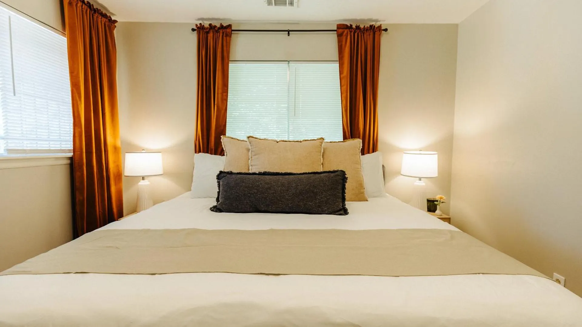 Nyaraló Centrally Located 2 King Bed Midtown Memphis 2362